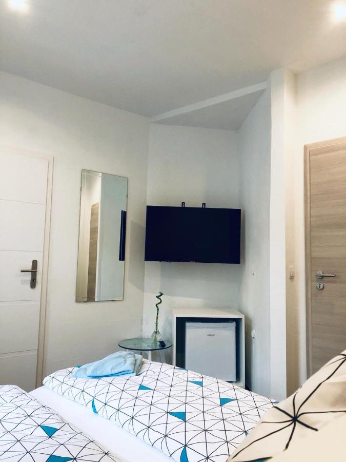 Homestay Am Markt อาเดเนา ภายนอก รูปภาพ
